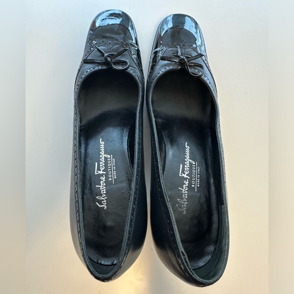 SALVATORE FERRAGAMO Vintage Sz 8 AA Black Navy Blue Patent Leather Kitten Heel - Picture 2 of 15